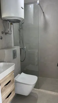 Moderno opremljeno kupatilo sa tuš kabinom, umivaonikom i wc šoljom. - image 8