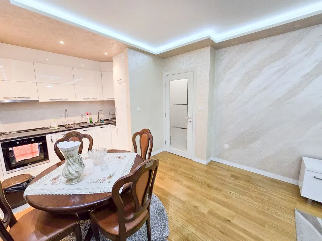 Izdavanje, jednosoban stan, 49m², Central Point, Podgorica