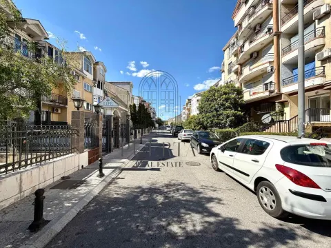 Pogled na ulicu i stambene zgrade sa parkiranim automobilima. - image 13