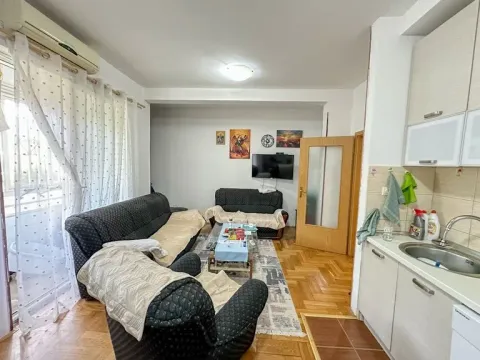 Dnevni boravak sa garniturom i trpezarijskim dijelom povezan sa kuhinjom. - image 3