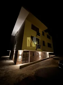 Noćni izgled moderne kuće sa osvetljenjem i dvorištem. - image 8