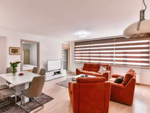 Izdavanje, dvosoban stan, 76m², Budva, Crna Gora