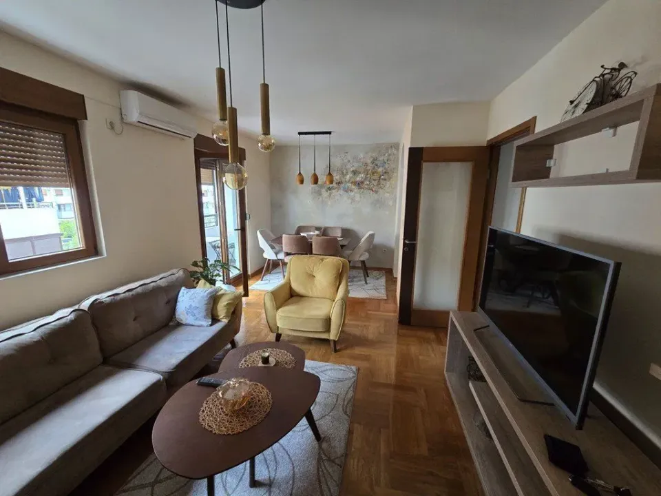 Izdavanje, dvosoban stan, 70m², Stari Aerodrom, Podgorica