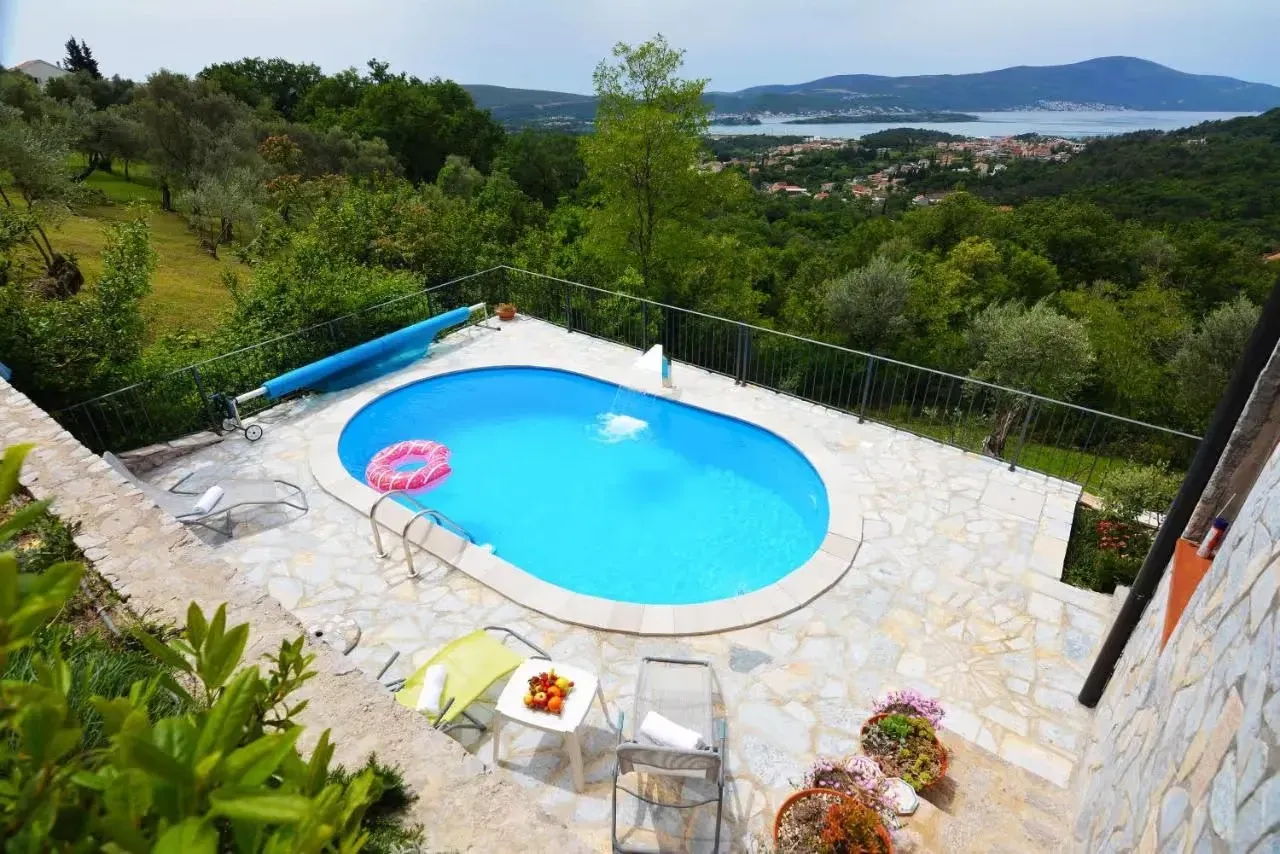 Izdavanje, stan, 60m², Kotor, Crna Gora