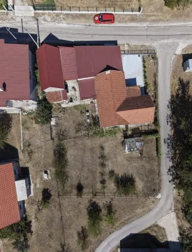 Pogled iz vazduha na kuću sa dvoriijem. - image 7