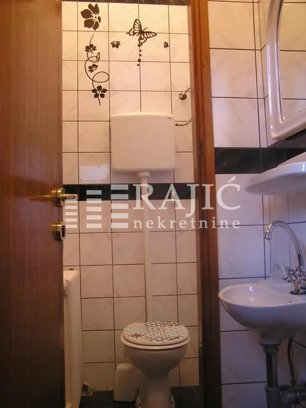Smaller bathroom with a toilet and a washbasin.