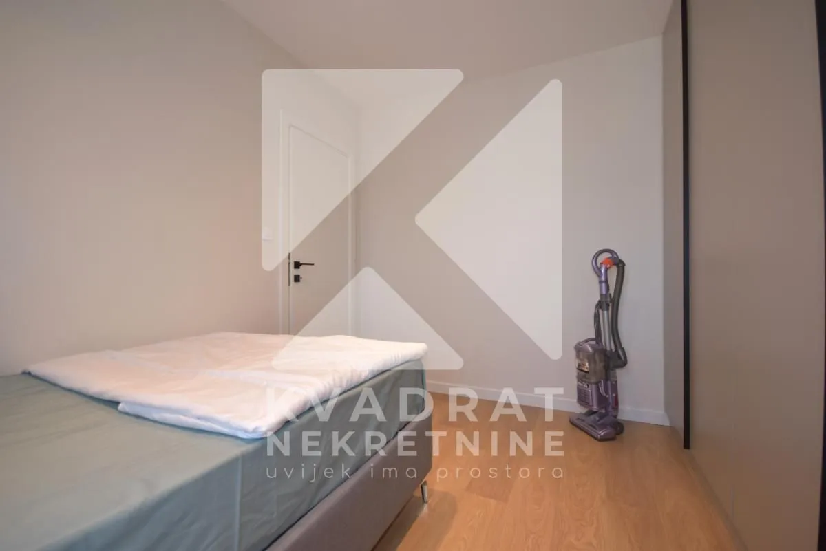 Izdavanje, dvosoban stan, 120m², Centar, Podgorica
