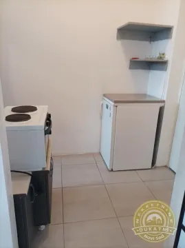 Manja kuhinja sa šporetom, frižiderom i policama. - image 3