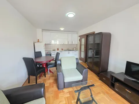 Dnevni boravak sa trpezarijom i kuhinjom u pozadini. - image 3