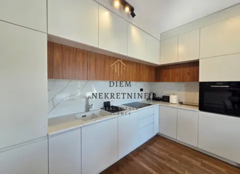 Moderna bijela kuhinja sa drvenim elementima i ugradnim uređajima. - image 7