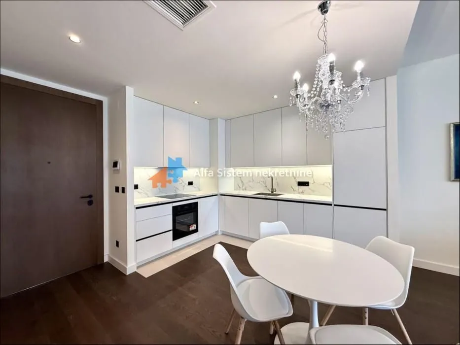 Izdavanje, četvorosoban stan, 110m², Savski Venac, Beograd