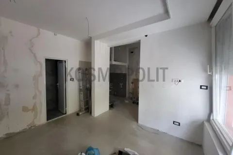 Prazna prostorija u toku renoviranja sa belim zidovima i pločicama na podu. - image 2