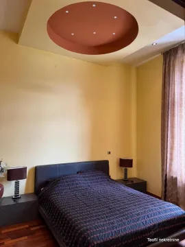 Spavaća soba sa bračnim krevetom i noćnim stočićima. - image 15