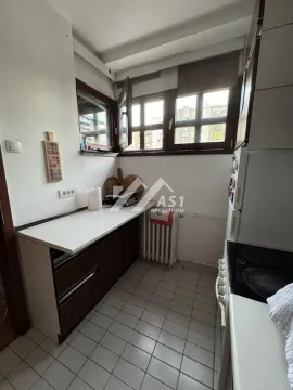 Manja kuhinja sa radnim elementima i prozorom. - image 5