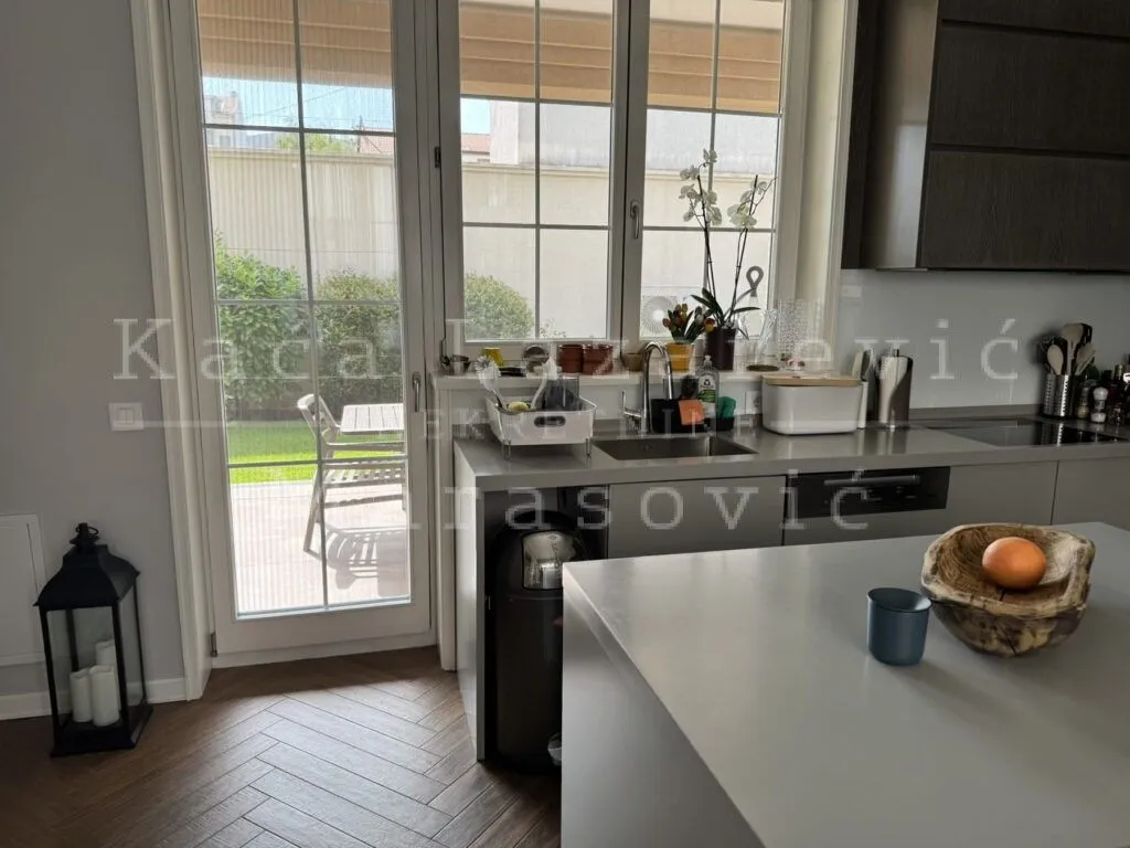 Sale, house, 275m², Crveni Krst, Beograd