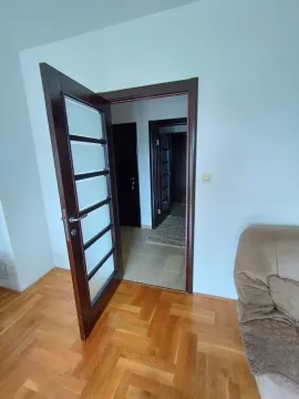 Pogled na hodnik kroz otvorena unutrašnja vrata sa drvenim okvirom. - image 14