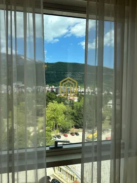 Pogled na planine i grad kroz prozor sa zavjesama. - image 7