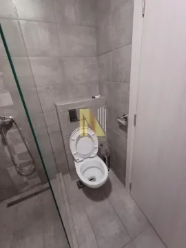 Moderno opremljeno kupatilo sa tuš kabinom i sivim pločicama. - image 10