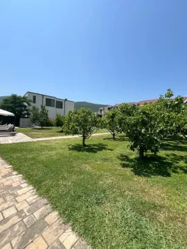 Uređeno dvorište sa travnjakom i voćnjakom ispred stambene zgrade. - image 15