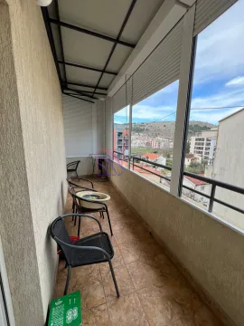 Zastakljeni balkon sa keramičkim pločicama i garniturom za sjedenje. - image 3