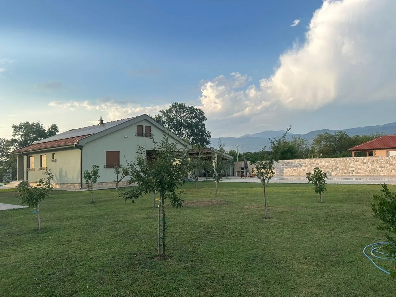Izdavanje, kuća, 220m², Ćurilac, Danilovgrad