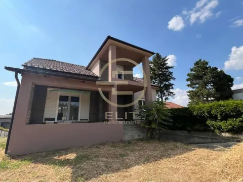 Prednji pogled na spratnu kuću sa terasom i dvorištem. - image 4