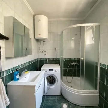 Kupatilo opremljeno tuš kabinom, umivaonikom, veš mašinom i bojlerom. - image 6