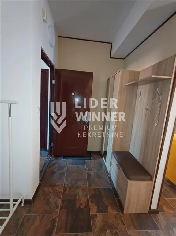 Izdavanje, četvorosoban stan, 120m², Petlovo Brdo, Beograd