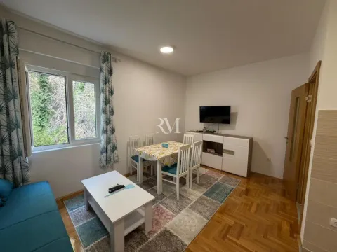 Dnevni boravak sa trpezarijom, garniturom i TV-om. - image 2