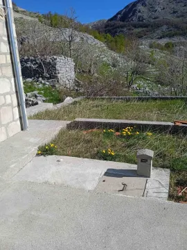 Dvorište ispred kamene kuće u planinskom okruženju. - image 11