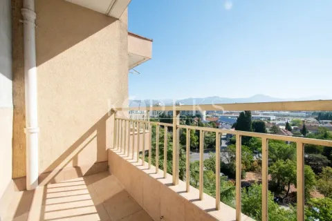 Balkon sa metalnom ogradom i pogledom na grad i okolinu. - image 9