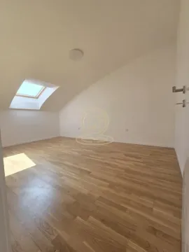 Prazna potkrovna prostorija sa parketom i krovnim prozorom. - image 11