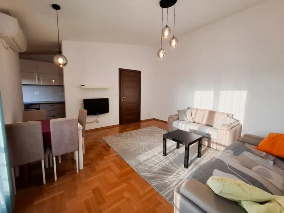 Izdavanje, dvosoban stan, 64m², Stari Aerodrom, Podgorica