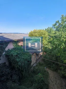 Pogled na dvorište i okolne objekte sa zelenilom. - image 17