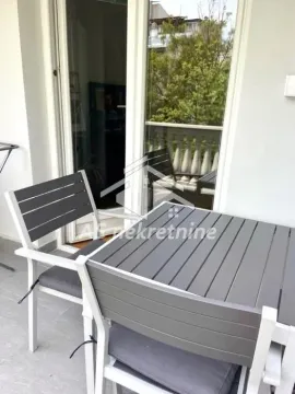 Namešten balkon sa stolom i stolicama. - image 7
