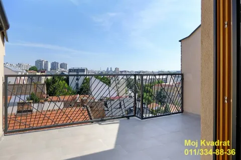 Prostrana terasa sa metalnom ogradom i pogledom na grad. - image 14