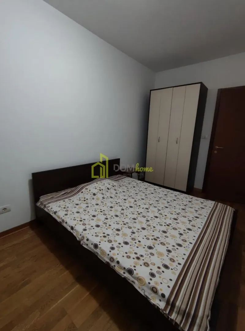 Spavaća soba sa bračnim krevetom i ormarom.