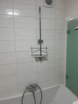 Pogled na deo kupatila sa kadom i tuš baterijom. - image 17