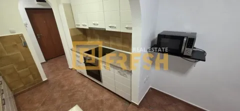 Manja kuhinja sa bijelim elementima i ugradnom rernom. - image 3