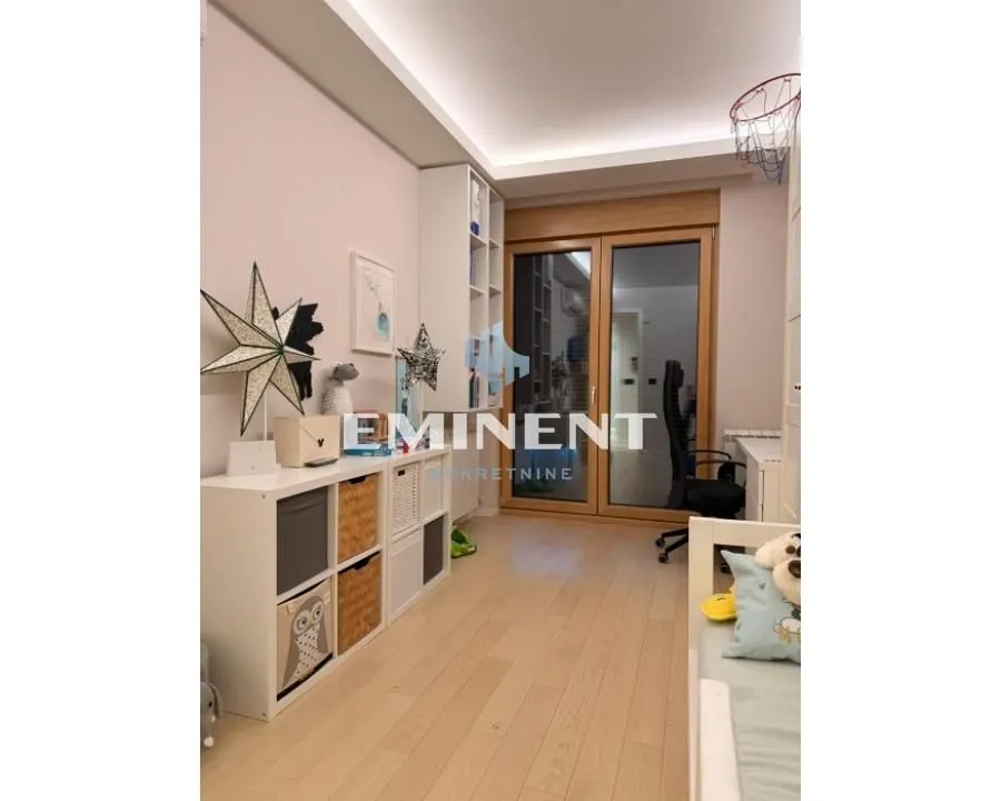 Izdavanje, trosoban stan, 103m², Stari Grad, Beograd