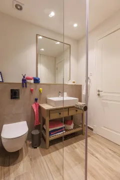 Savremeno opremljeno kupatilo sa umivaonikom i toaletnom šoljom. - image 6