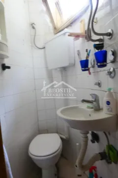 Manje kupatilo sa sanitarijama i belim pločicama. - image 14
