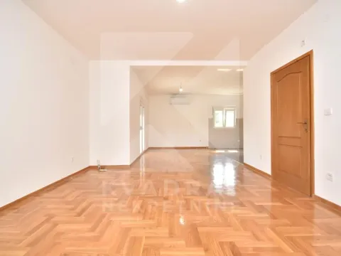 Izdavanje, kuća, 200m², Botun, Podgorica - image 2