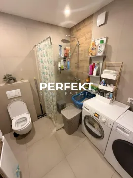 Kupatilo opremljeno tuš kabinom, sanitarijama i mašinama za pranje veša. - image 18