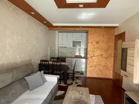 Izdavanje, trosoban stan, 40m², Stari Aerodrom, Podgorica - image 4