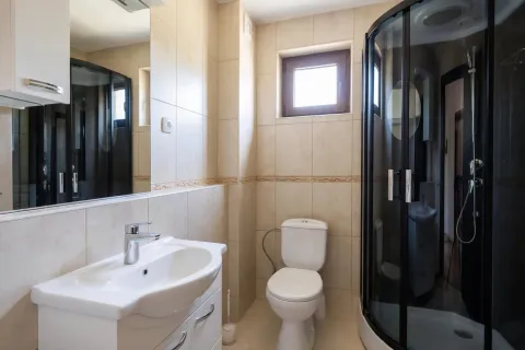 Manje kupatilo sa umivaonikom, WC šoljom i tuš kabinom. - image 11