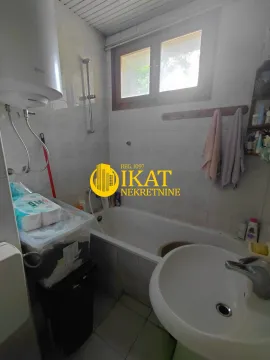 Manje kupatilo sa kadom, umivaonikom i prozorom. - image 10