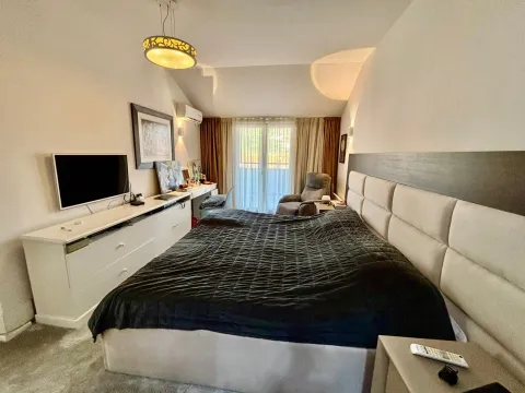 Izdavanje, trosoban stan, 150m², Tivat, Crna Gora - image 9