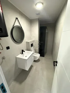 Moderno opremljeno kupatilo sa umivaonikom, ogledalom i tuš kabinom. - image 7