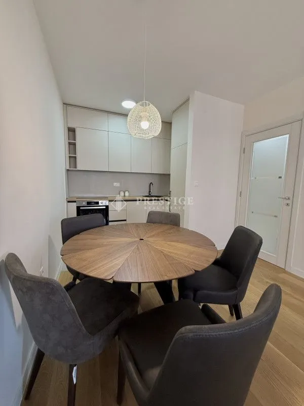Izdavanje, jednosoban stan, 49m², Central Point, Podgorica